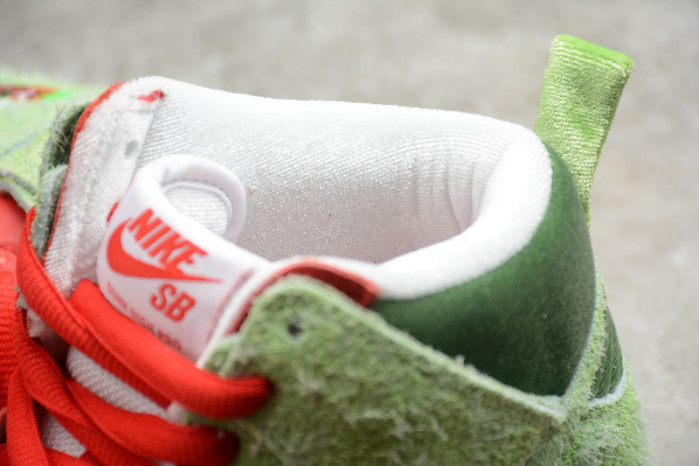 Nike SB Dunk High "Strawberry Cough" - CW7093 600